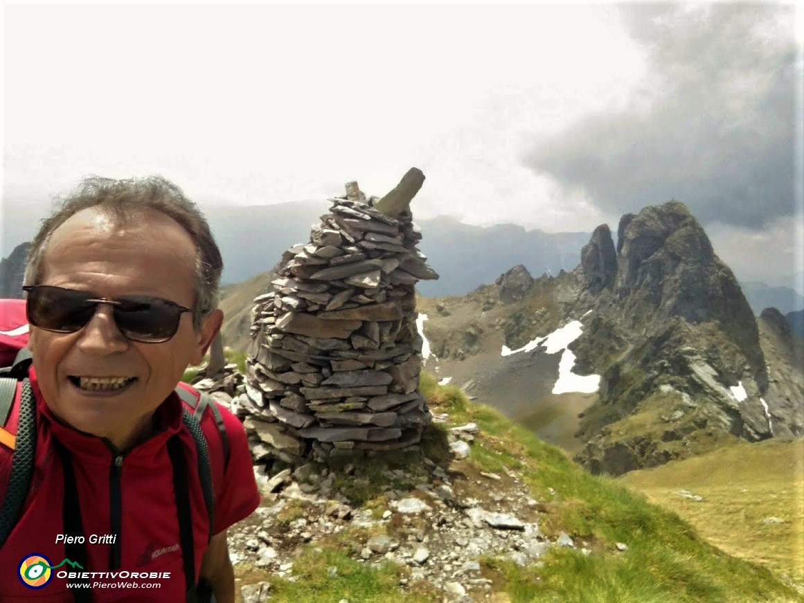 42 All'omone del Ponteranica Centrale  (2372 m) con vista in Valletto.jpg